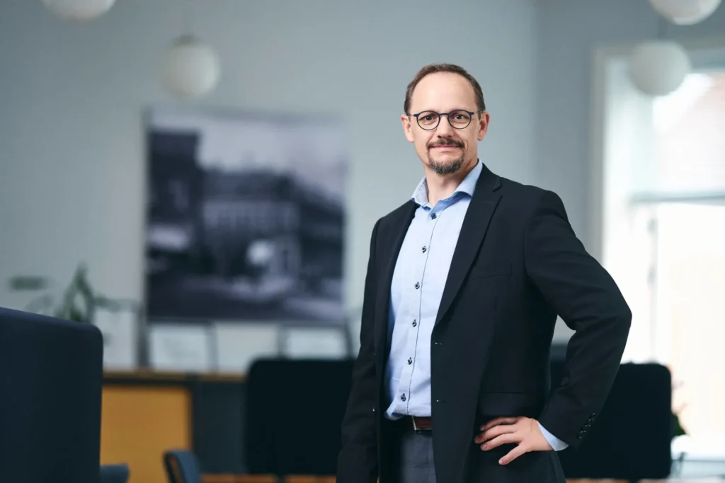 Hvornår er et ejerskifte succesfuldt – analyse af M&A-resultater og virksomhedsoverdragelser Erfarne rådgivere i samtale med virksomhedsejer om salg og ejerskifte